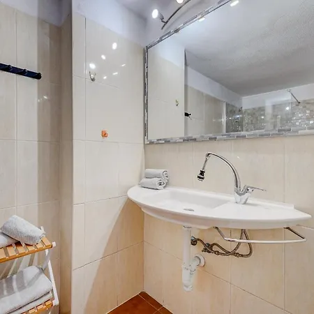 3 Bedrooms Townhouse Lively Area Close To A Apartment *