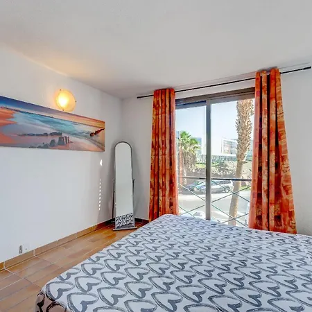 Apartment 3 Bedrooms Townhouse Lively Area Close To A