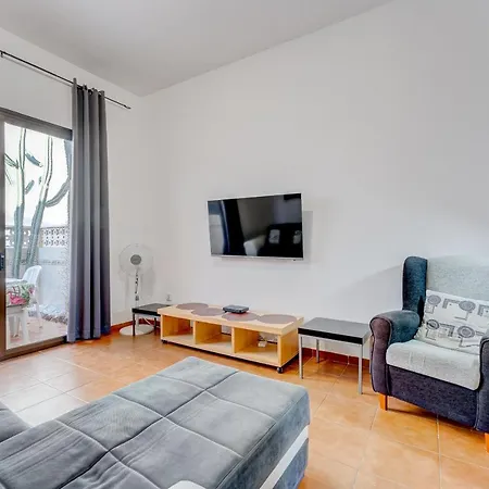3 Bedrooms Townhouse Lively Area Close To A