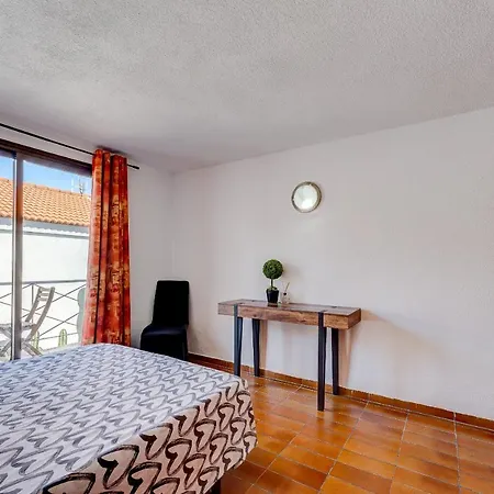 Apartment 3 Bedrooms Townhouse Lively Area Close To A