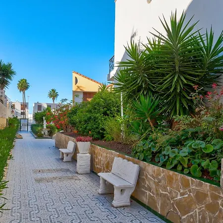3 Bedrooms Townhouse Lively Area Close To A Apartment *