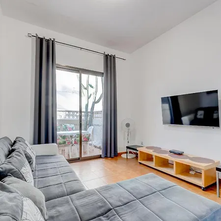 3 Bedrooms Townhouse Lively Area Close To A