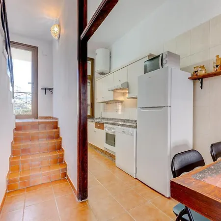 3 Bedrooms Townhouse Lively Area Close To A Apartment *